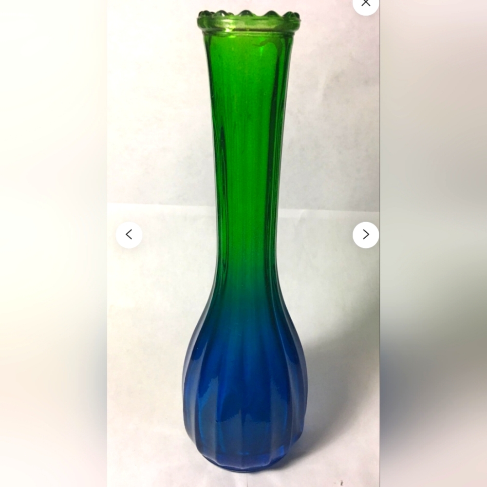 Beautiful!!!Vintage Amberina Vase, Blue Green, Bud Type, Collectible Glass.